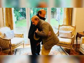 PM Shehbaz Sharif meets Nawaz in London, delays return to Pakistan