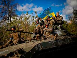 Russia-Ukraine War: Celebrations in Kherson continue; residents greet Ukrainian troops with flowers
