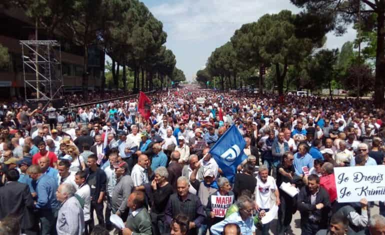 Albania: Anti-government protesters take to streets in Triana, scuffle with police