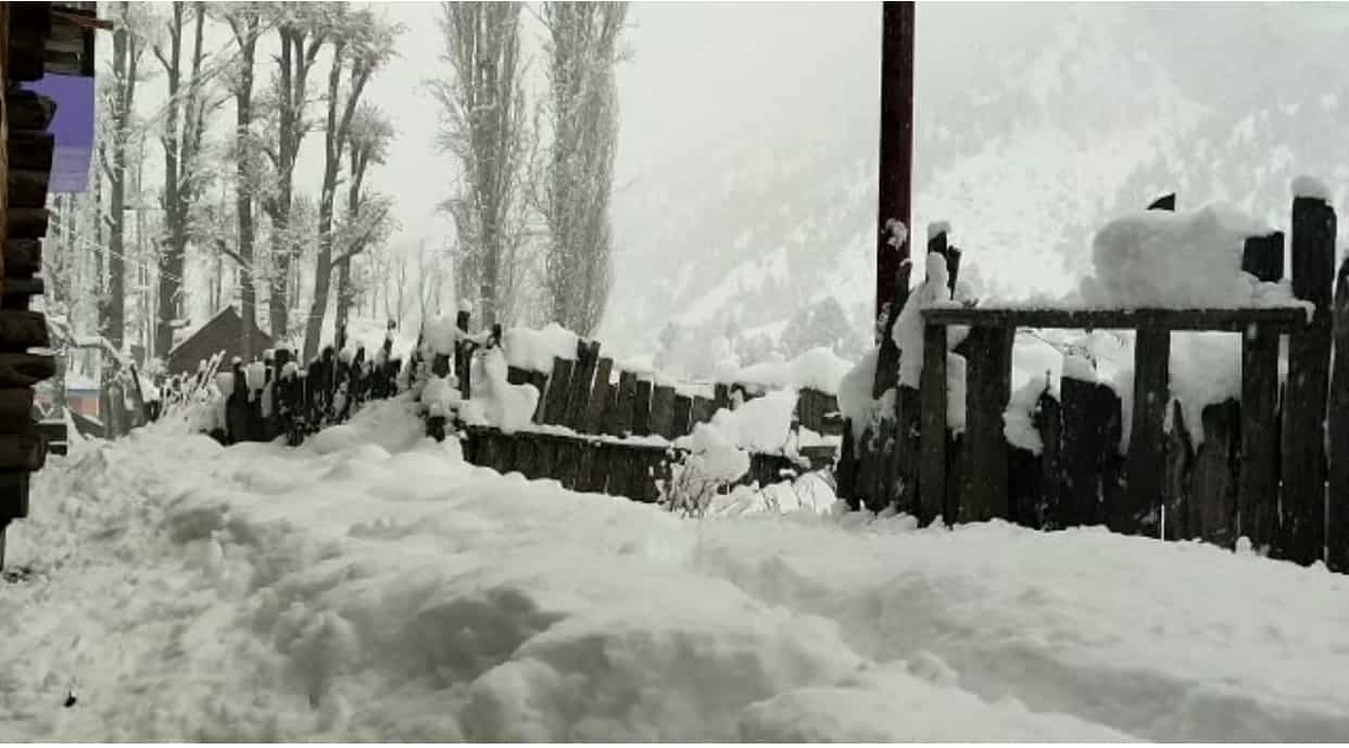 Fresh snowfall across Kashmir region, several national highways closed Fresh snowfall across Kashmir region, several national highways closed