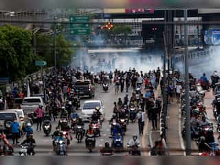 Bangkok: Scuffles break out between police and protesters, 360 demonstrators gather
