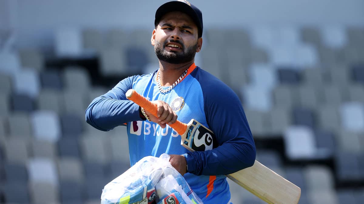 He can go gung-ho in the powerplay: Dinesh Karthik explains why Rishabh Pant should open in T20Is He can go gung-ho in the powerplay: Dinesh Karthik explains why Rishabh Pant should open in T20Is