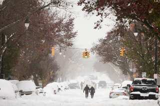 Snowstorm restricts travel ahead of thanksgiving in New York