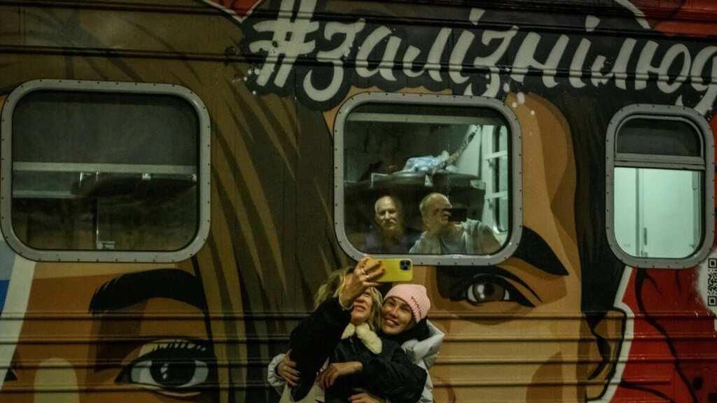 A first train reunites Kyiv with newly liberated Kherson, moments of celebration at the main station