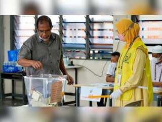 Malaysia faces hung Parliament for first time in history after tight election race