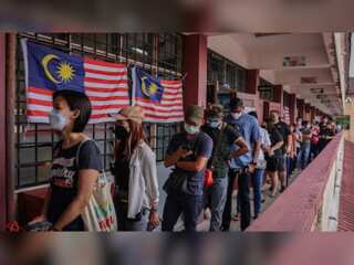 Malaysia elections produce hung parliament: Parties attempt to cobble up numbers before deadline