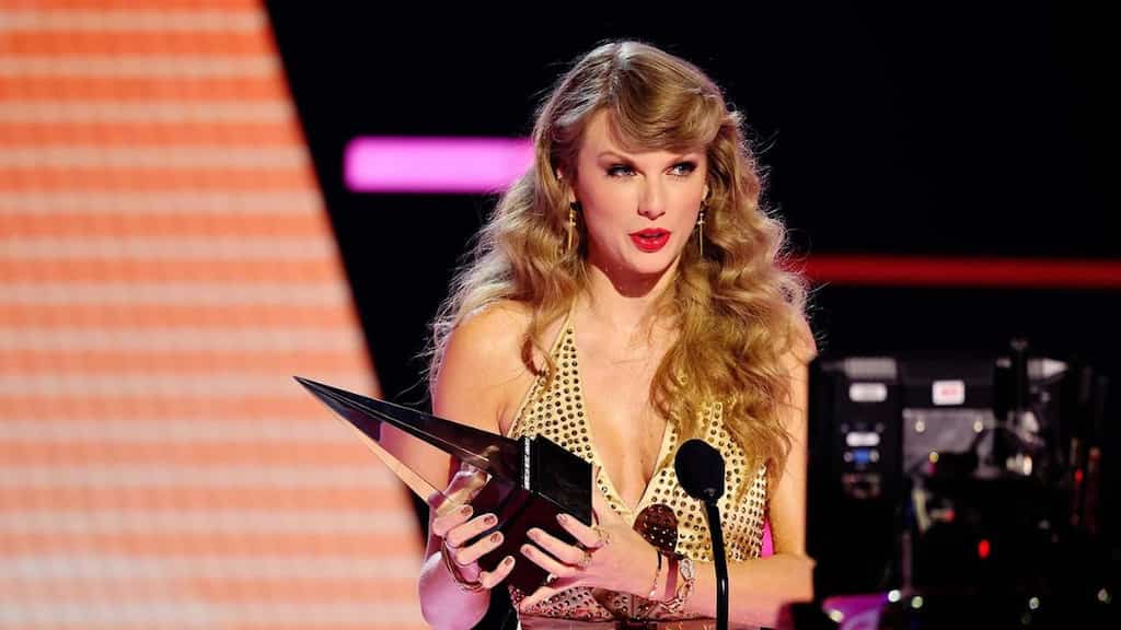 American Music Awards 2022: Taylor Swift takes 6 AMAs home, wins trophy for re-recorded album 'Red'