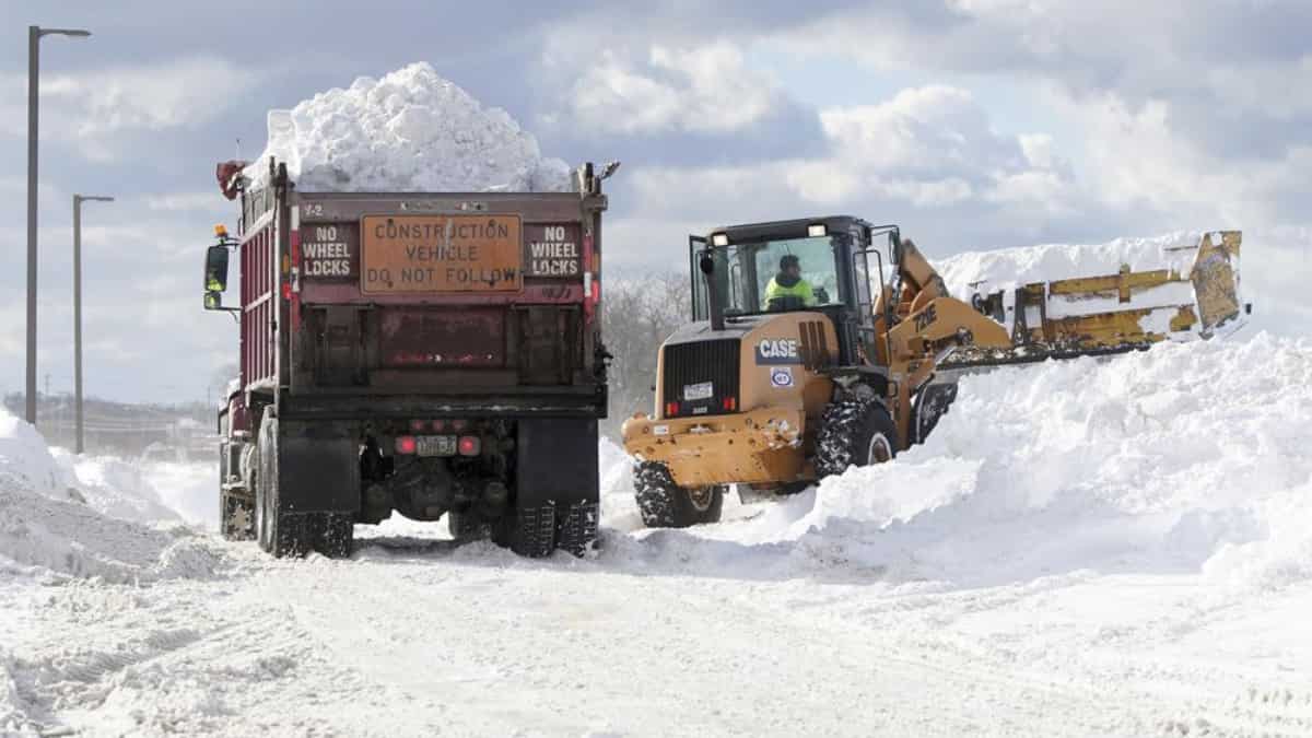 Clean up crew dealing with feet of snow dumped in Erie County, NY