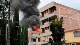 Small plane crashes into a residential area in Colombia, eight dead - Video