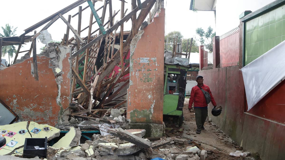 Indonesia earthquake: Death toll jumps to 162, officials warn toll may rise Indonesia earthquake: Death toll jumps to 162, officials warn toll may rise