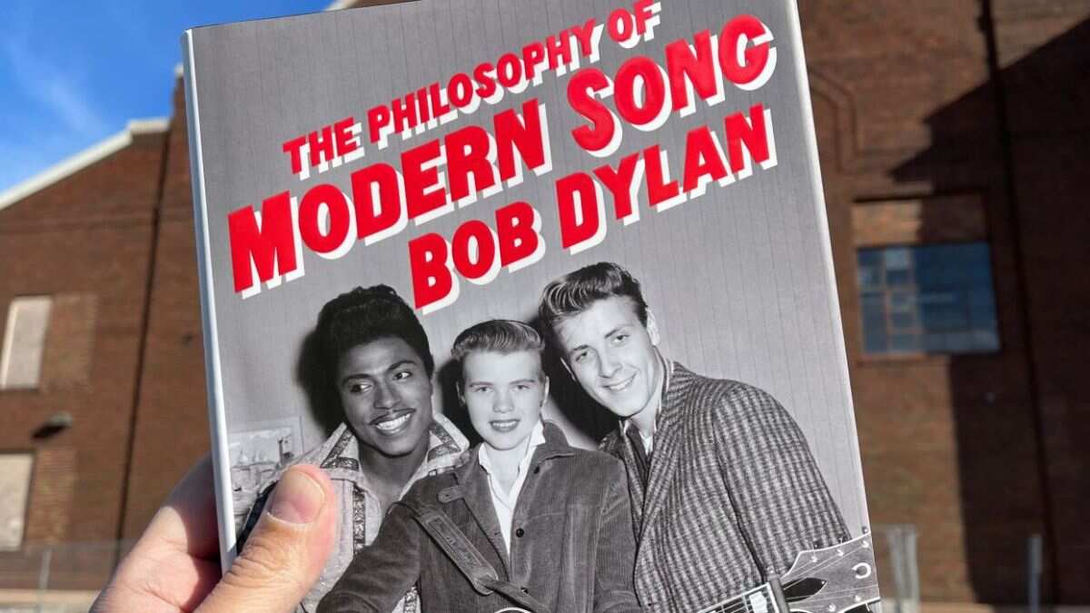 Bob Dylan publisher sorry for $600 book’s replica autographs Bob Dylan publisher sorry for $600 book’s replica autographs