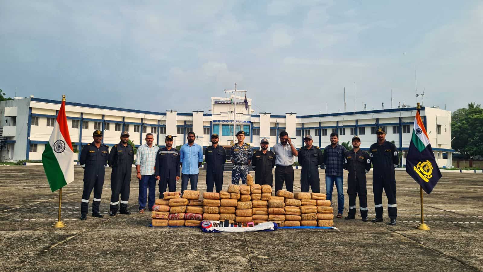 India: Coast Guard intercepts fleeing boat, recovers contraband valued at $159K India: Coast Guard intercepts fleeing boat, recovers contraband valued at $159K