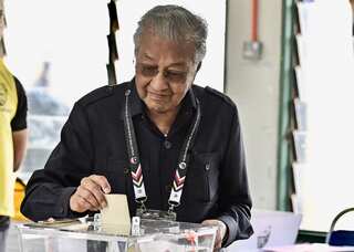 Malaysia: Former PM Mahathir says will focus on writing after poll defeat