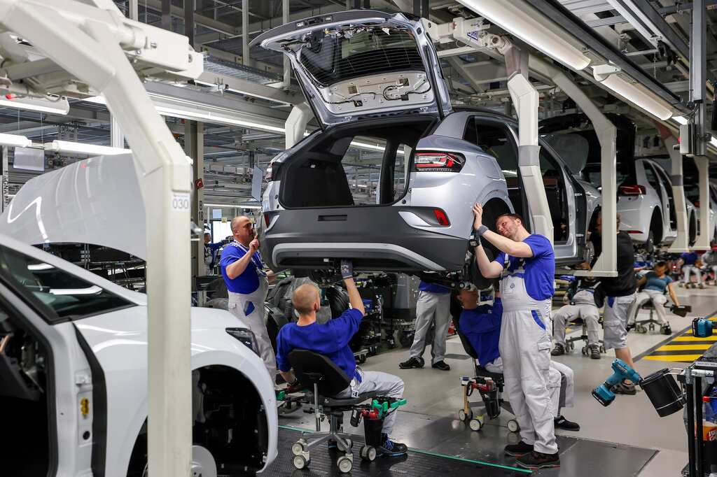 World Business Watch: VW Union agrees to pay 8.5% hike less than inflation