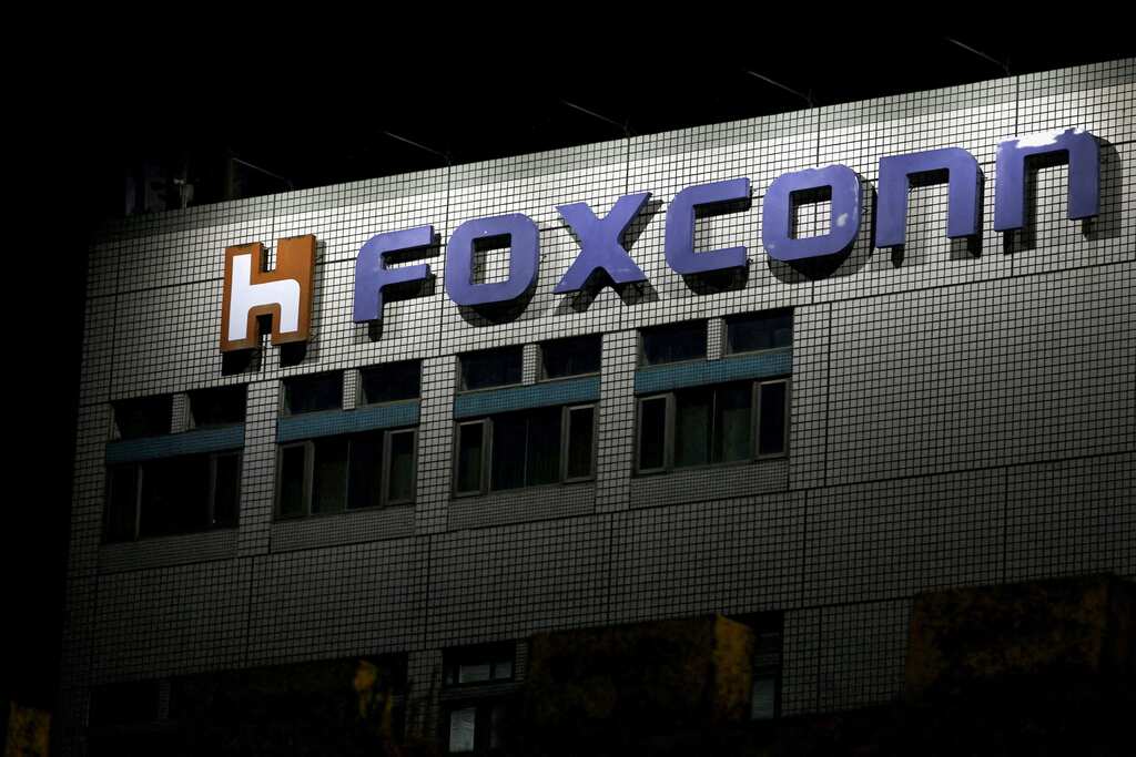 World Business Watch: China's Foxconn in trouble; 20,000 new hires left Zhengzhou plant