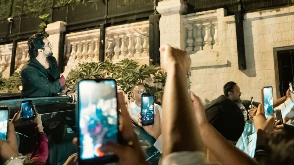 Ayushmann Khurrana greets fans outside Shah Rukh Khan's Mumbai apartment, see pic