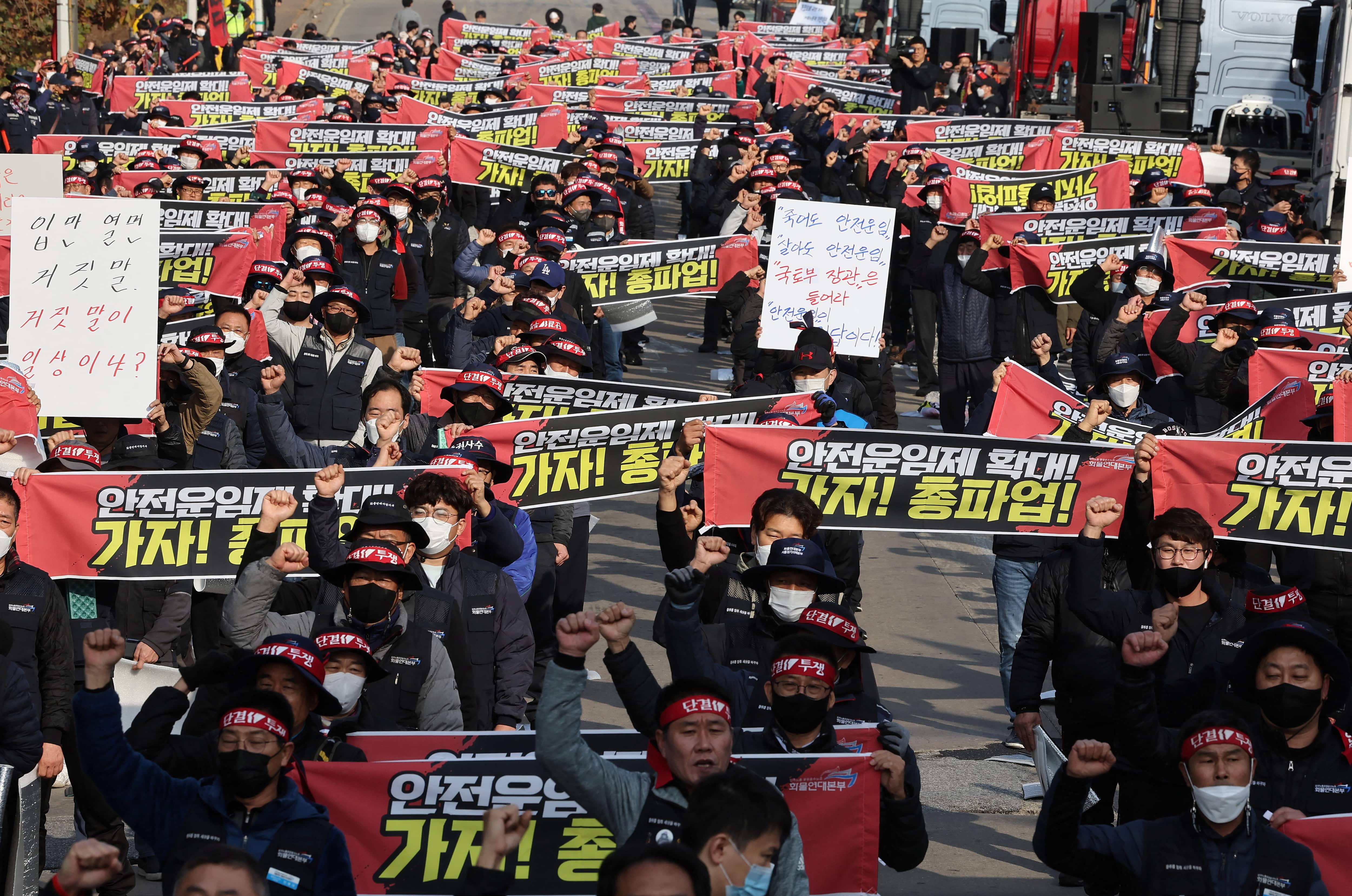 South Korea: Transport ministry and striking truckers' union fail to reach settlement in first talks
