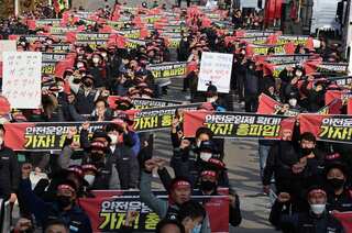 South Korea: Transport ministry and striking truckers' union fail to reach settlement in first talks