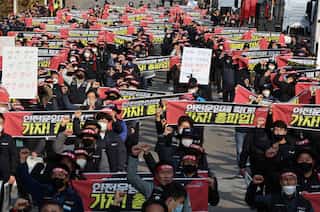 South Korea: Transport ministry and striking truckers' union fail to reach settlement in first talks