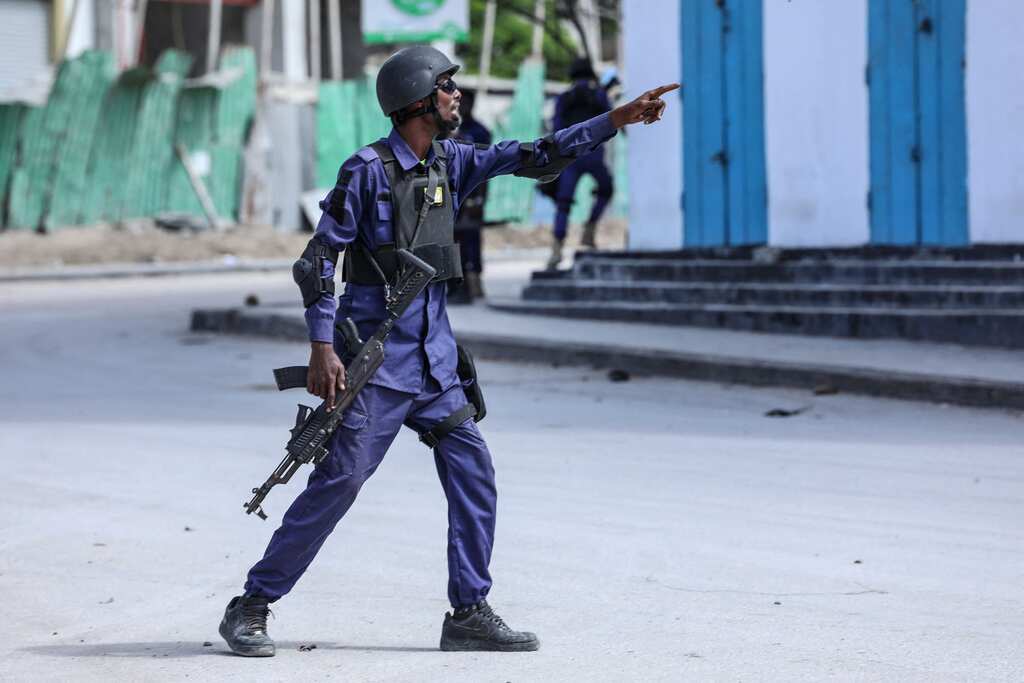 4 dead in Mogadishu hotel attack by al-Shabab militants in Somalia
