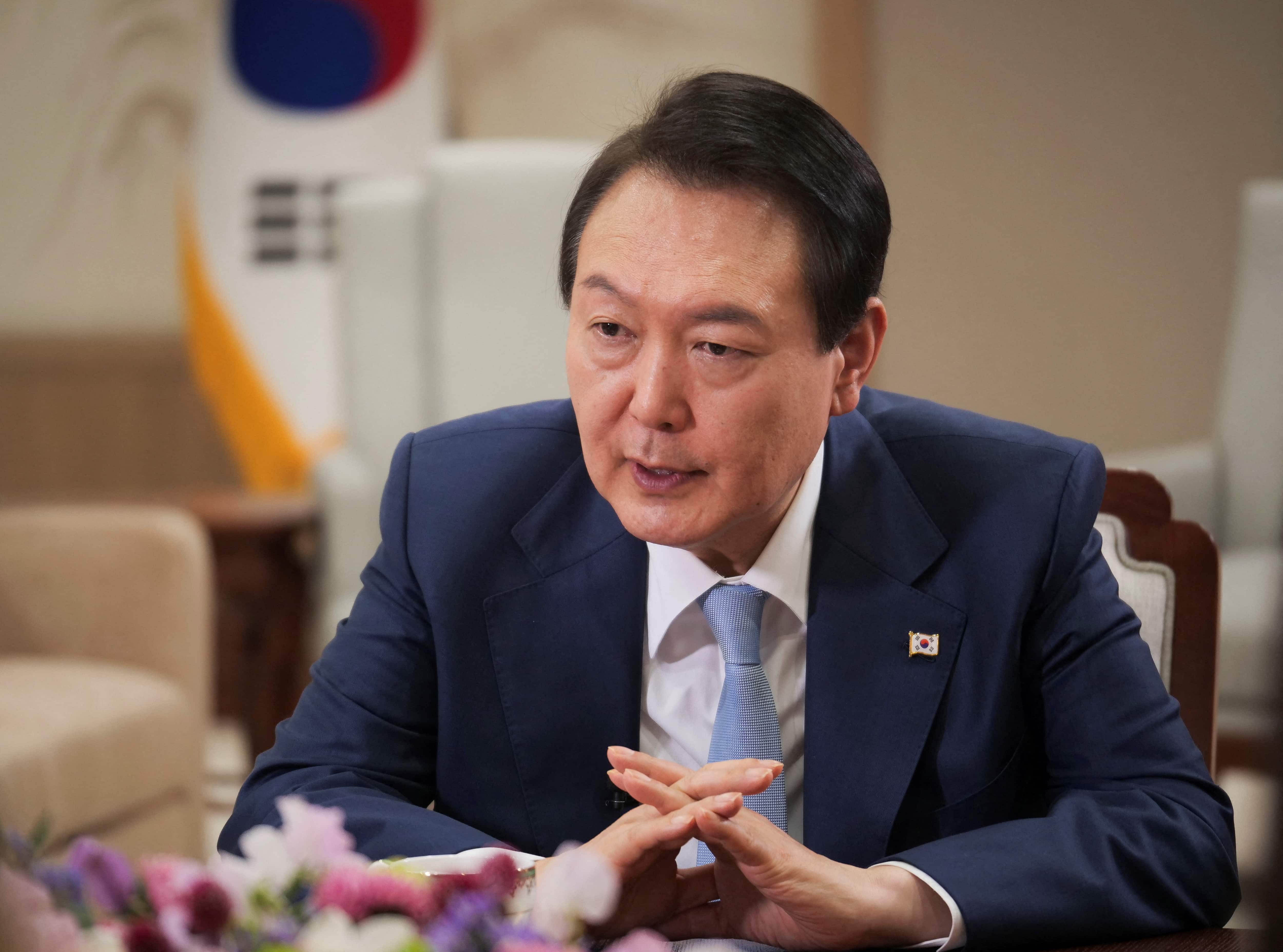 South Korean govt passes 'work start order,' instructs cement industry truckers to get back to job