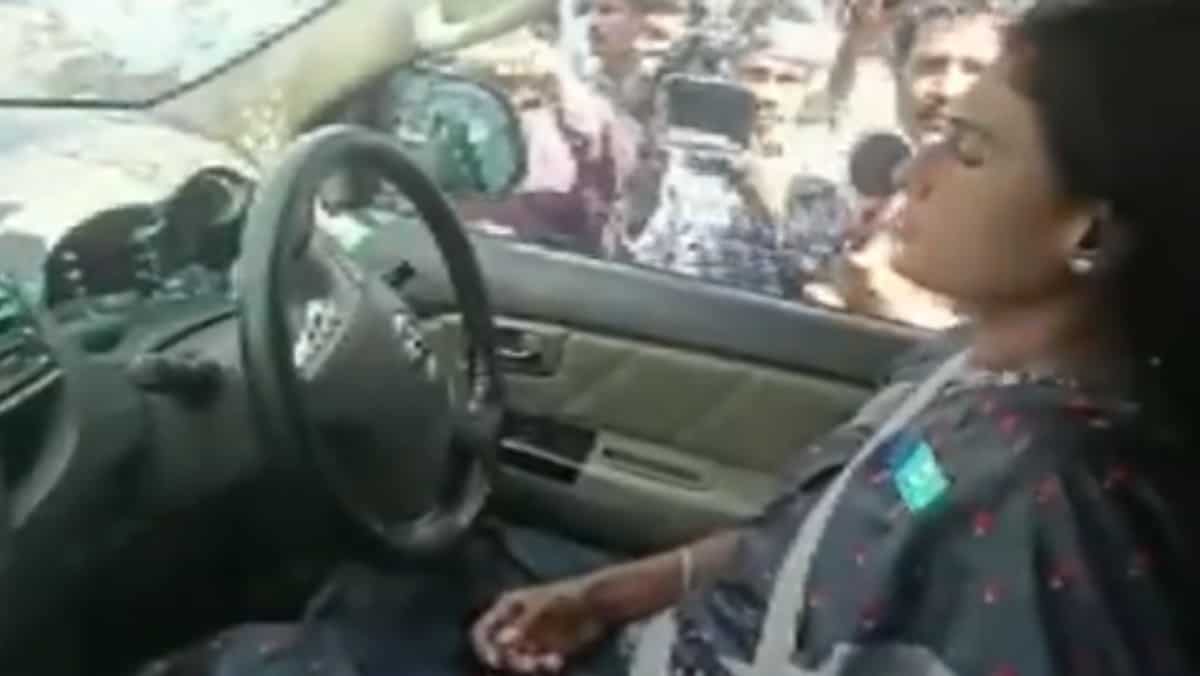 Click to view: Andhra Pradesh CM's sister Sharmila Reddy remains in car as cops tow it away Click to view: Andhra Pradesh CM's sister Sharmila Reddy remains in car as cops tow it away