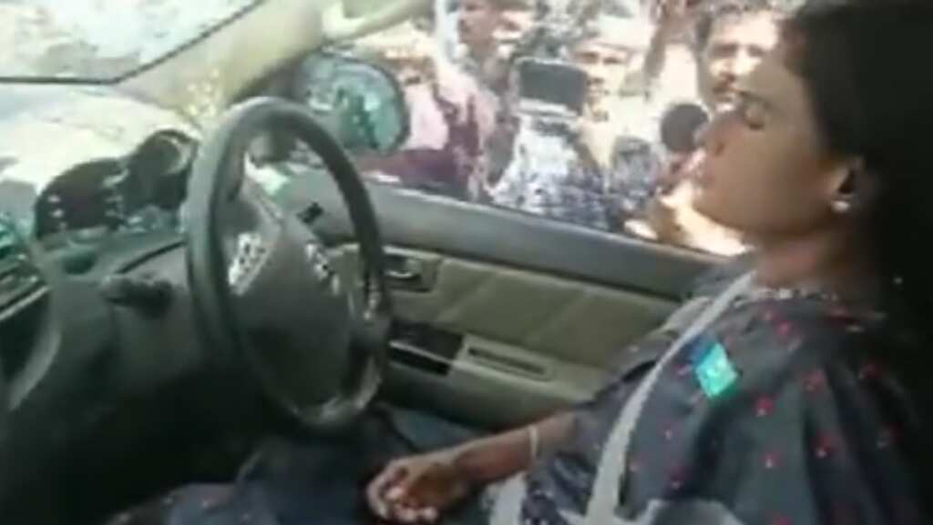 Click to view: Andhra Pradesh CM's sister Sharmila Reddy remains in car as cops tow it away