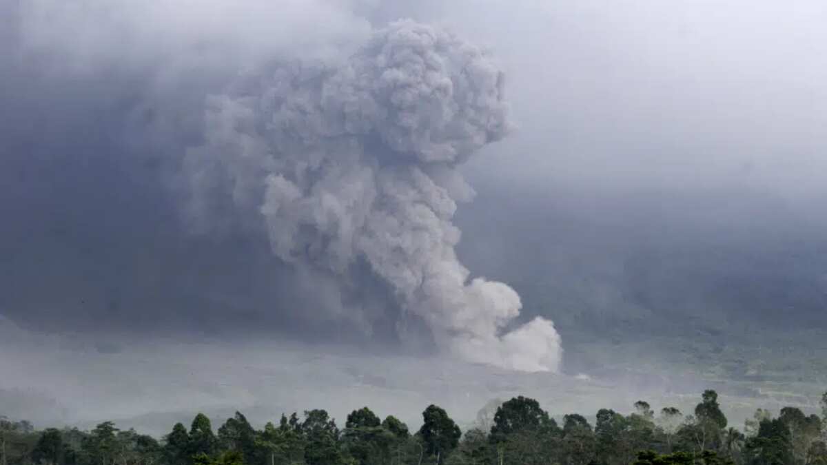 Mount Semeru volcano erupts, Indonesia issue warning of highest level, evacuates people Mount Semeru volcano erupts, Indonesia issue warning of highest level, evacuates people
