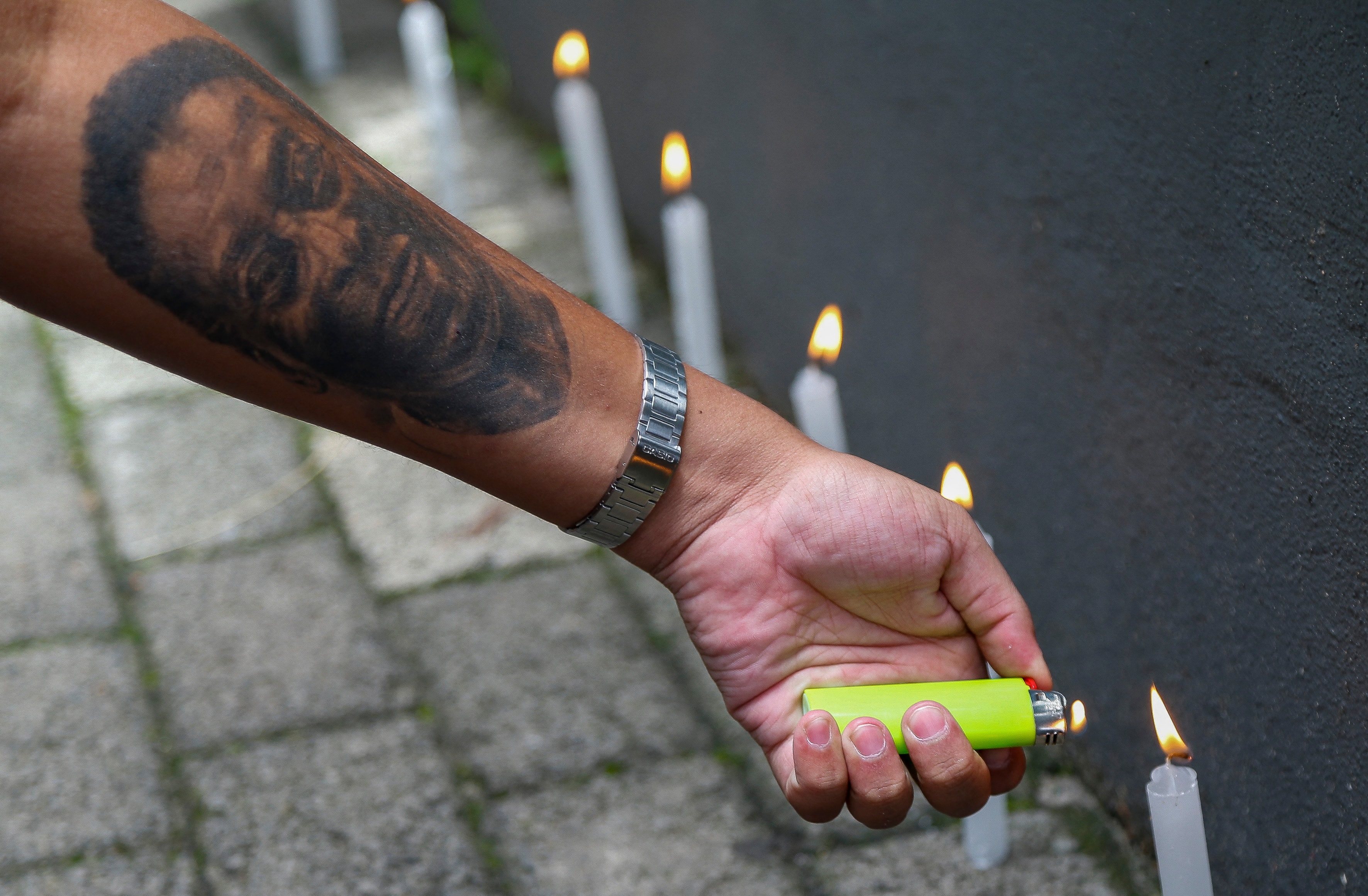 Fans light up candles for Pele's health