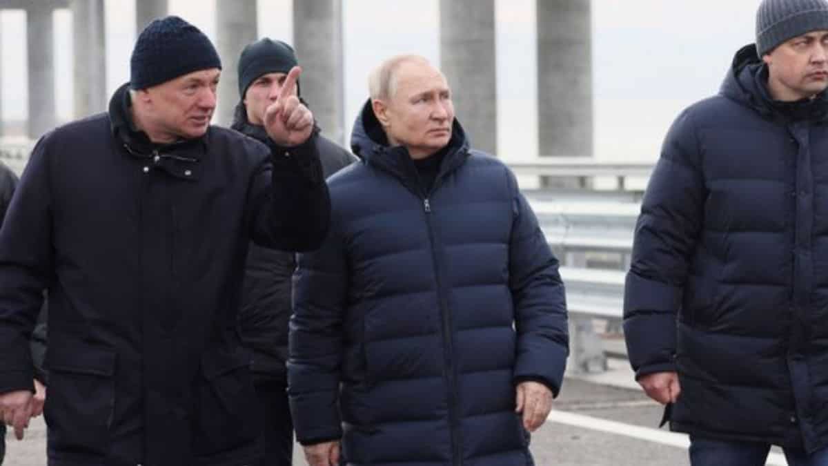 Putin walks along Crimean bridge destroyed as 'birthday gift' in October Putin walks along Crimean bridge destroyed as 'birthday gift' in October
