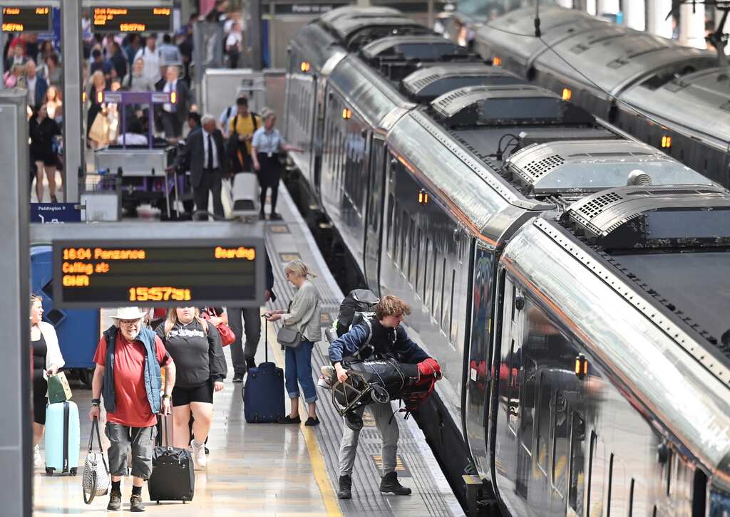 UK: RNT workers declare extra rail strikes over Christmas, turns down offer