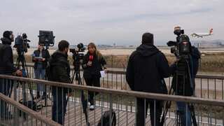 Spain: Migrants force emergency landing of plane, flee across tarmac
