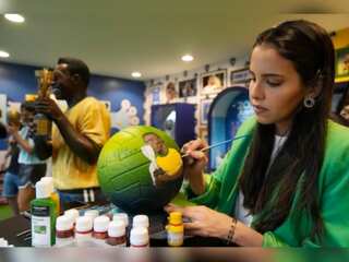 Paraguayan artist hand-painted a football to pay tribute to Pele