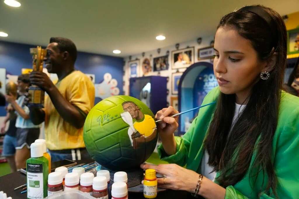 Paraguayan artist hand-painted a football to pay tribute to Pele