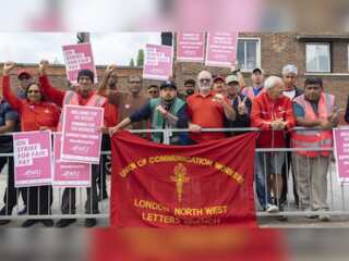 UK: Royal Mail workers begin Christmas strikes; several sectors to strike over pay issue | WION