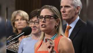 US: Kyrsten Sinema leaves the democratic party and switches to independent