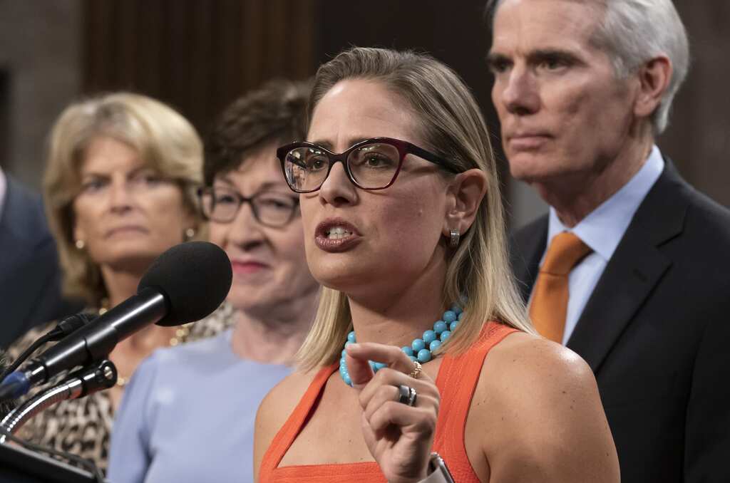 US: Kyrsten Sinema leaves the democratic party and switches to independent