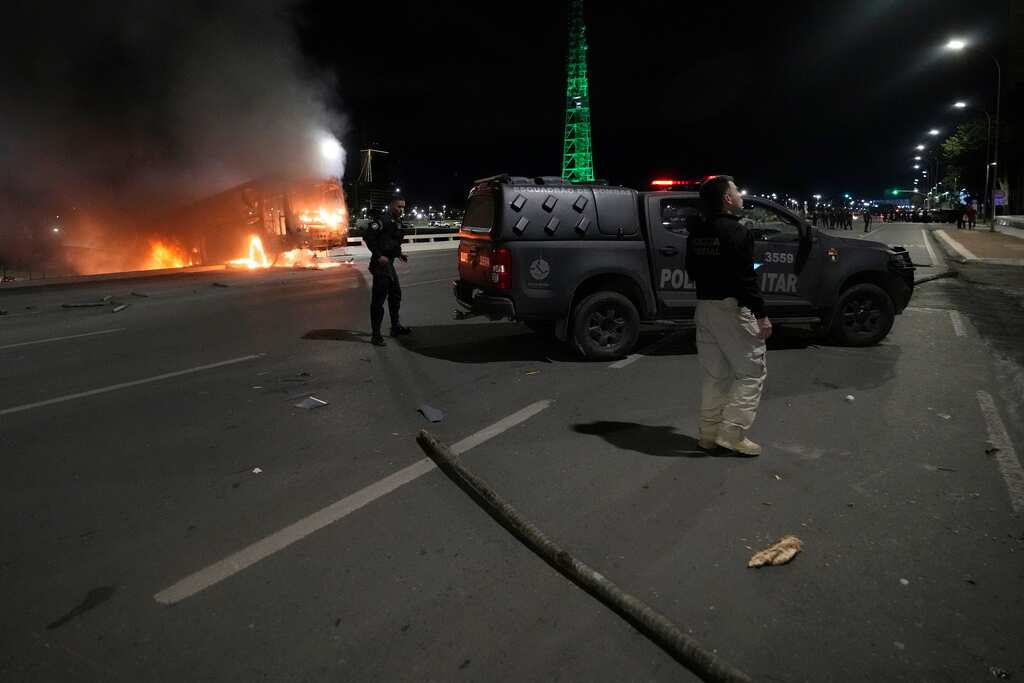 Brazil: Cars on fire after Bolsonaro supporters clash with police