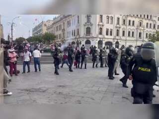 Violent protest erupts in Peru demanding re-election