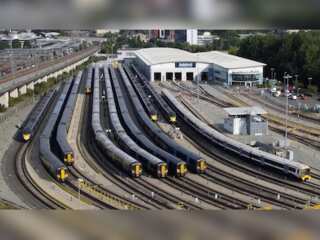 UK: Royal Mail employees join rail workers on strike