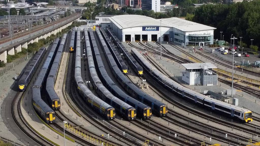 UK: Royal Mail employees join rail workers on strike