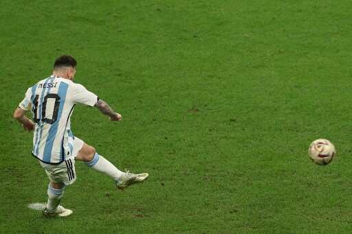 Messi slots the penalty away against Netherlands