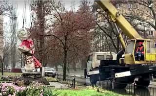 Monument of 18th century Russian General pulled down in Ukraine's Mykolaiv