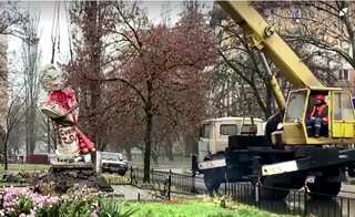 Monument of 18th century Russian General pulled down in Ukraine's Mykolaiv