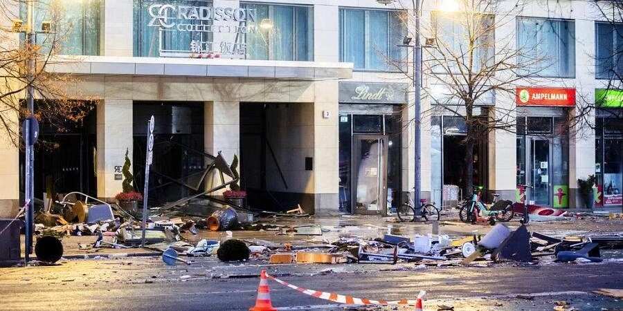 BREAKING: Huge aquarium bursts in Berlin, emergency responders on site
