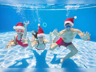 4000 swimmers take part in the Christmas tradition, assemble despite freezing temperatures