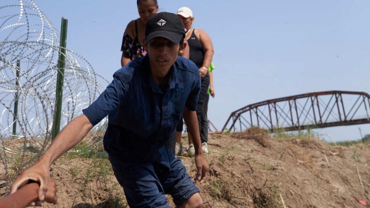 US Supreme Court stays 'Title 42' which blocks Mexican migrants from entering the country