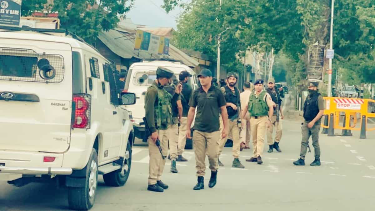 J&K cop, a father of 7 daughters, killed by terrorists as target killings rise in valley