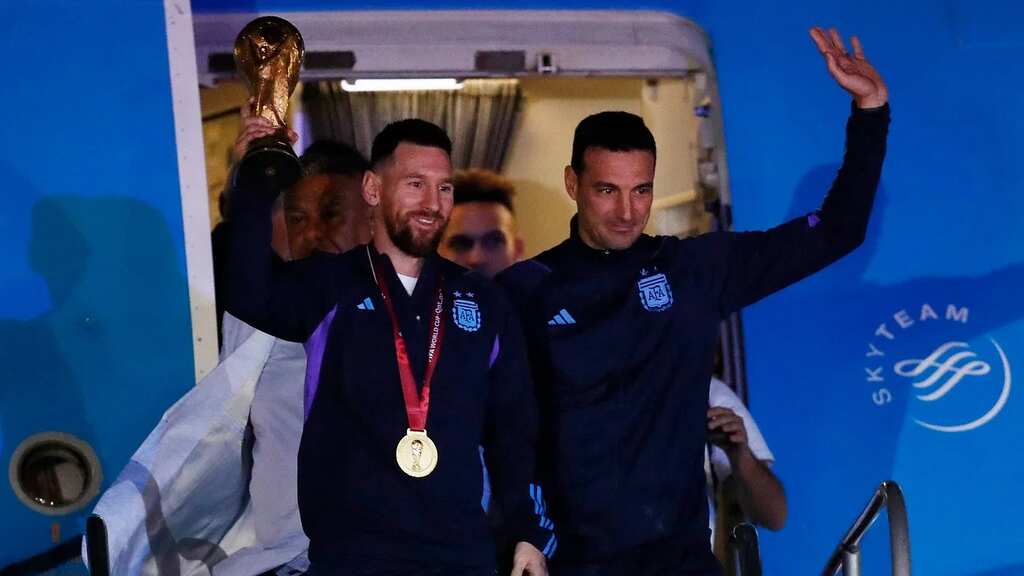Heroes welcome for Messi & Co. as they arrive in Buenos Aires after winning the FIFA World Cup