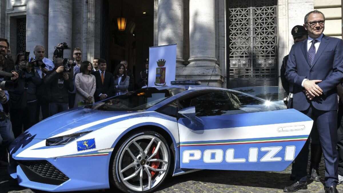 Police in Italy use Lamborghini to transport organs to people hundred miles apart Police in Italy use Lamborghini to transport organs to people hundred miles apart
